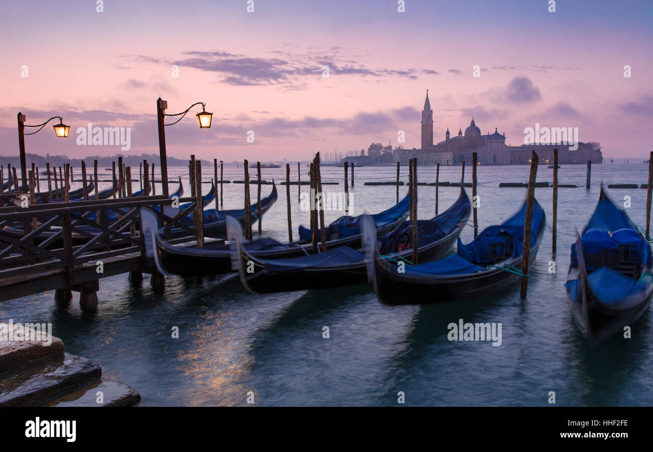Avant l'aube, la lumière sur les gondoles et San Giorgio Maggiore, à Venise, Vénétie, Italie Banque D'Images