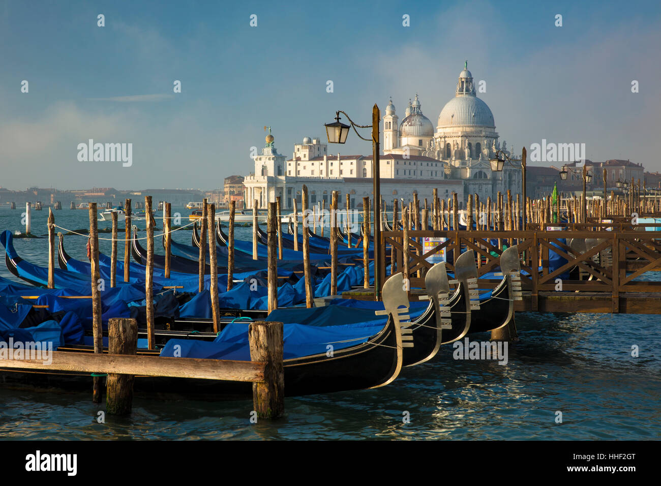 Gondoles de pompage au-dessous de Santa Maria della Salute, Venise, Vénétie, Italie Banque D'Images