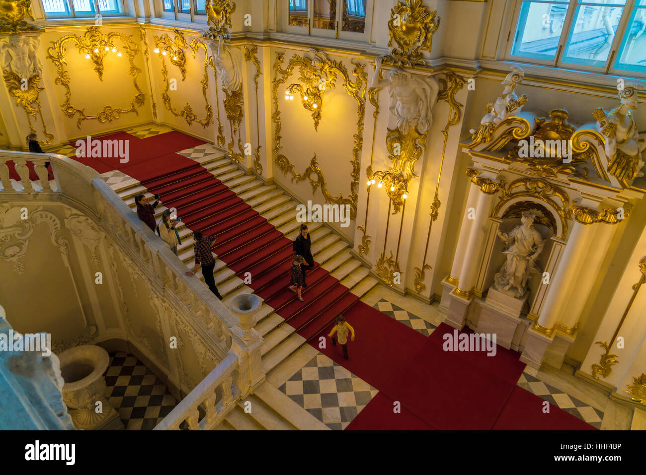 SAINT PETERSBURG, Russie - le 25 décembre 2016 : les touristes Escalade Jordanie escalier du Palais d'hiver par Francesco Rastrelli Banque D'Images