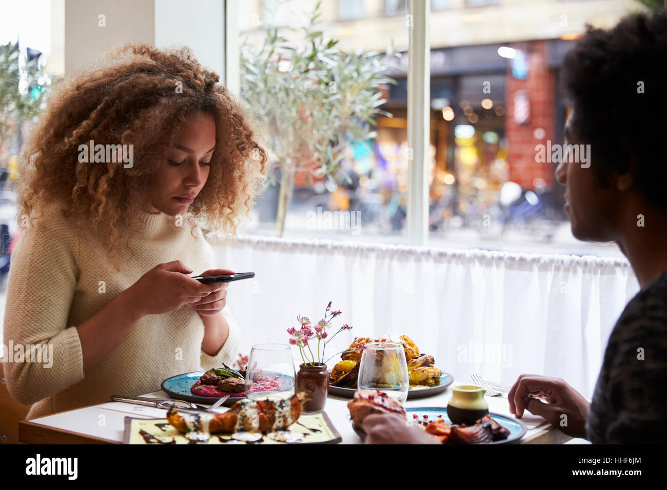 La prise de photo de Blogger alimentaire repas au restaurant sur Mobile Banque D'Images