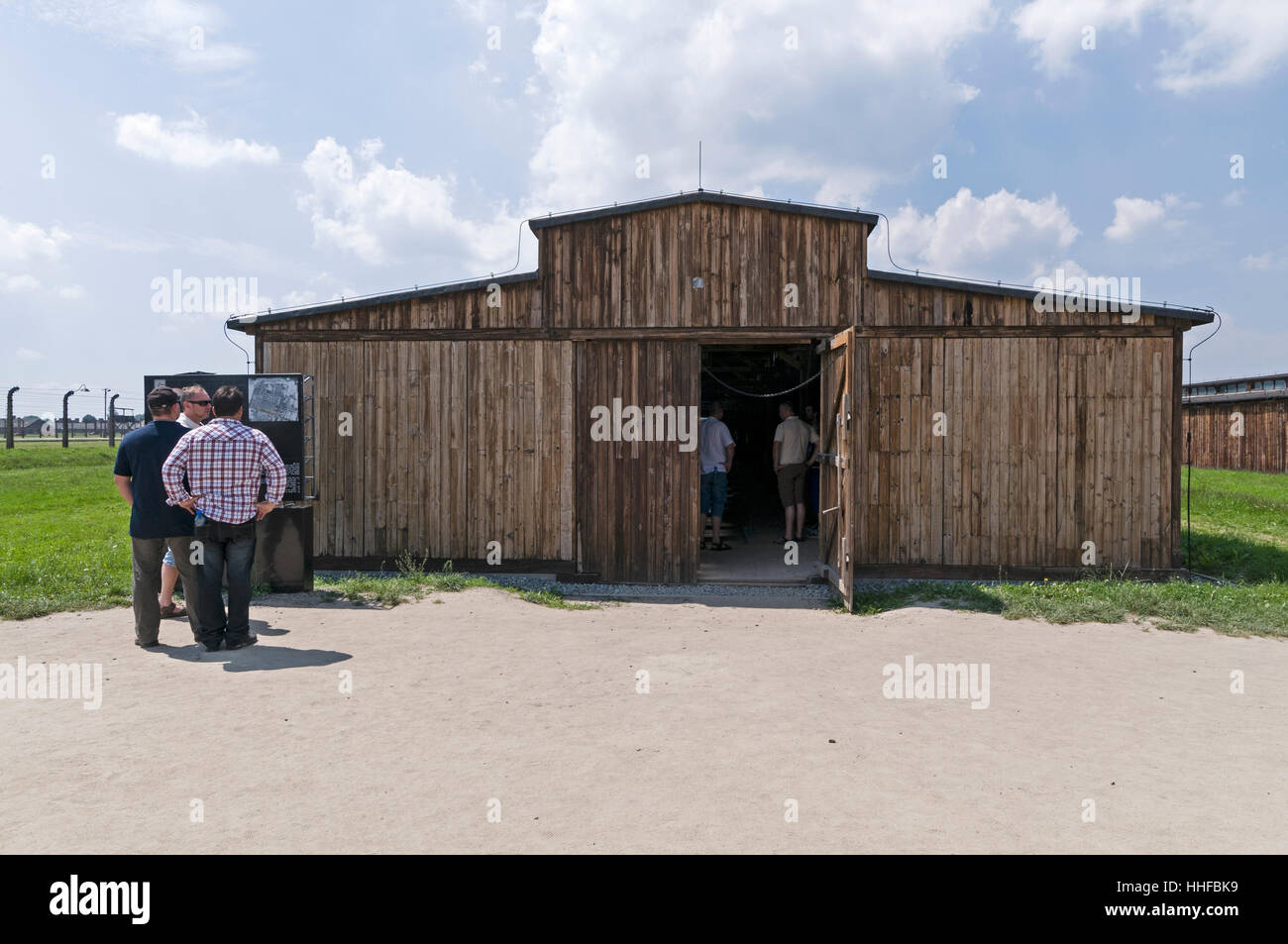 Visiteurs à l'une des huttes en bois bien conservés, le couchage à Auschwitz-Birkenau 11 près de Oswiecim en Pologne Banque D'Images