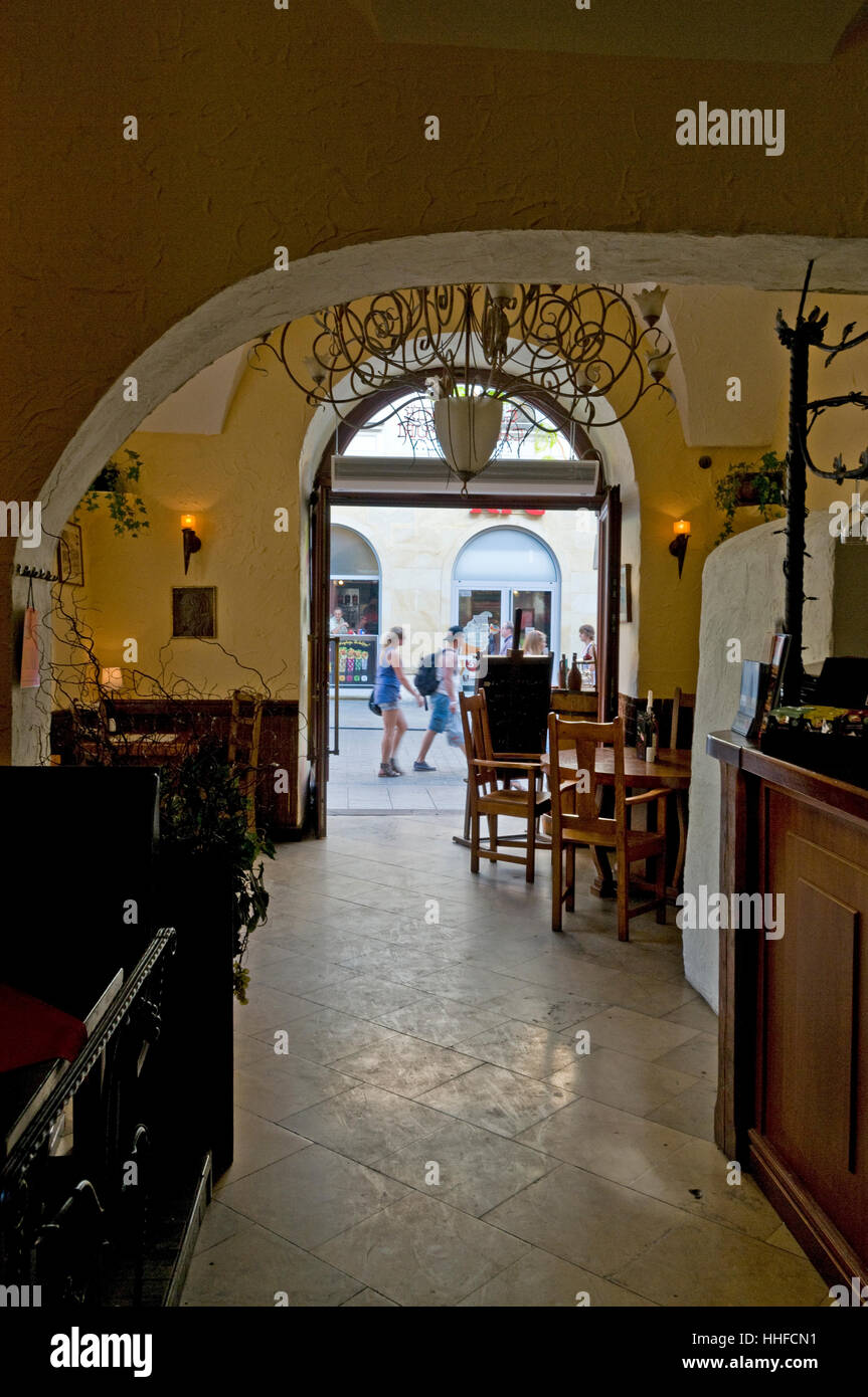 L'intérieur d'une vieille polonaise traditionnelle bar & restaurant sur Floianska dans la vieille ville de Cracovie en Pologne Banque D'Images