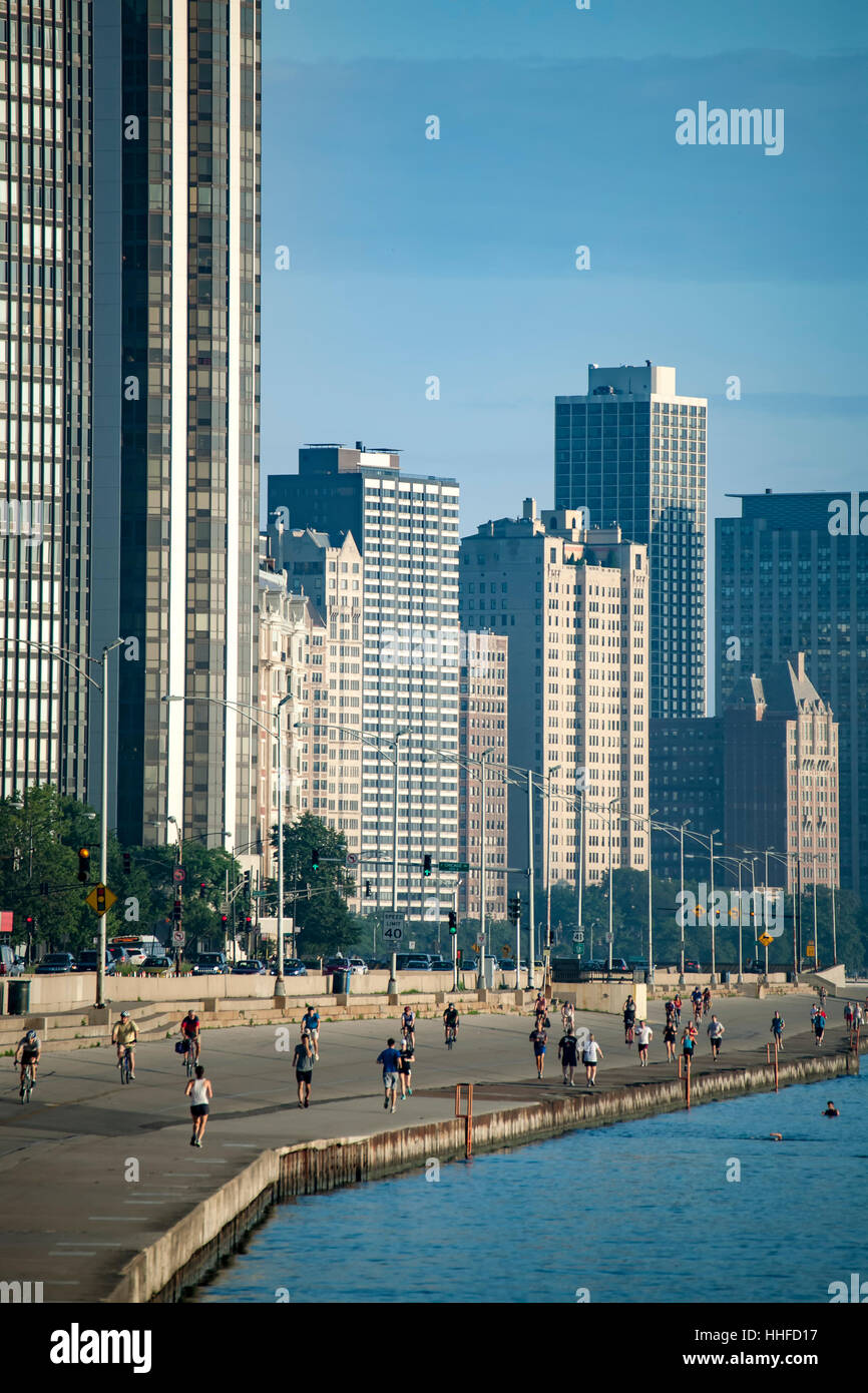 Les personnes qui usent le long du lac Michigan (près de Ohio Street Beach), Chicago, Illinois USA Banque D'Images