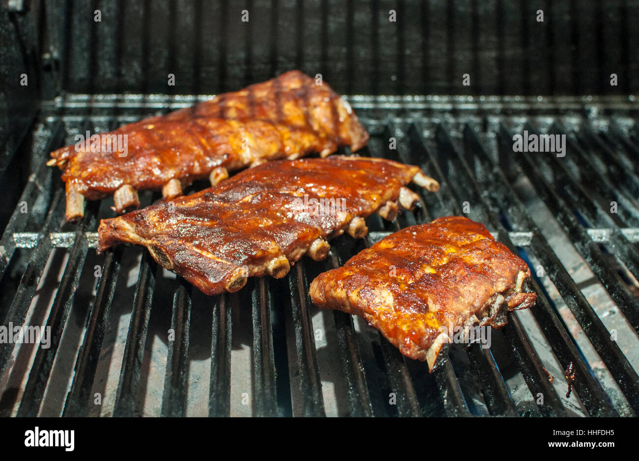 Côtes levées sur le barbecue Banque D'Images