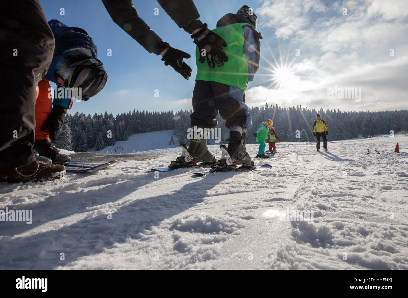 Oberhof, Allemagne. 17 Jan, 2017. Moniteurs de Ski apprendre aux enfants les techniques de ski « Je clique à Oberhof, Allemagne, 17 janvier 2017. Photo : Arifoto Zentralbild-Ug/dpa/dpa/Alamy Live News Banque D'Images