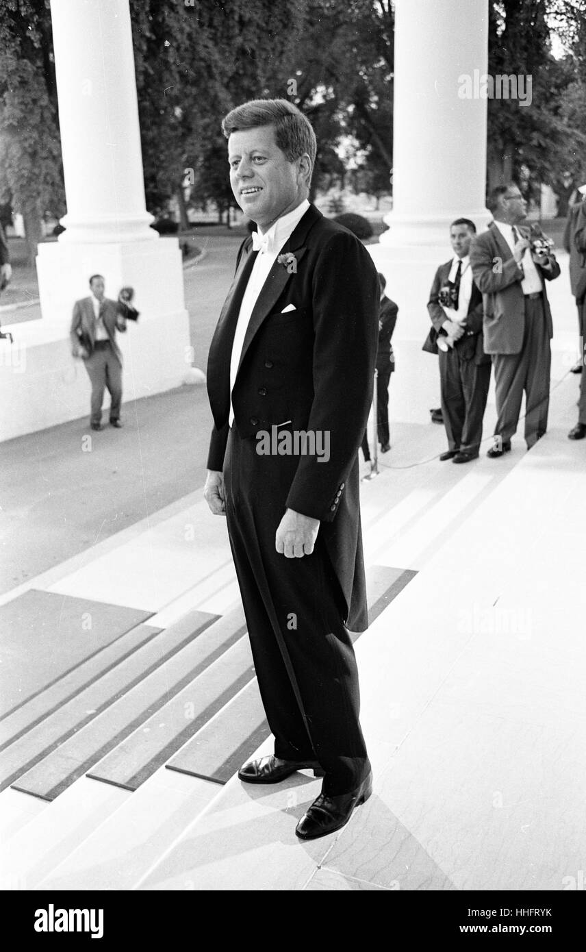 Le président des États-Unis John F. Kennedy est sur le Nord portique de la Maison Blanche à Washington, DC en attendant l'arrivée de président de la Côte d'Ivoire, Félix Houphouët-Boigny, et première dame de la Côte d'Ivoire, Marie-Thérèse Houphouët-Boigny avant un dîner d'État en leur honneur le 22 mai 1962. Credit : Arnie Sachs/CNP - AUCUN FIL SERVICE - Photo : Arnie Sachs/consolidé/dpa Banque D'Images