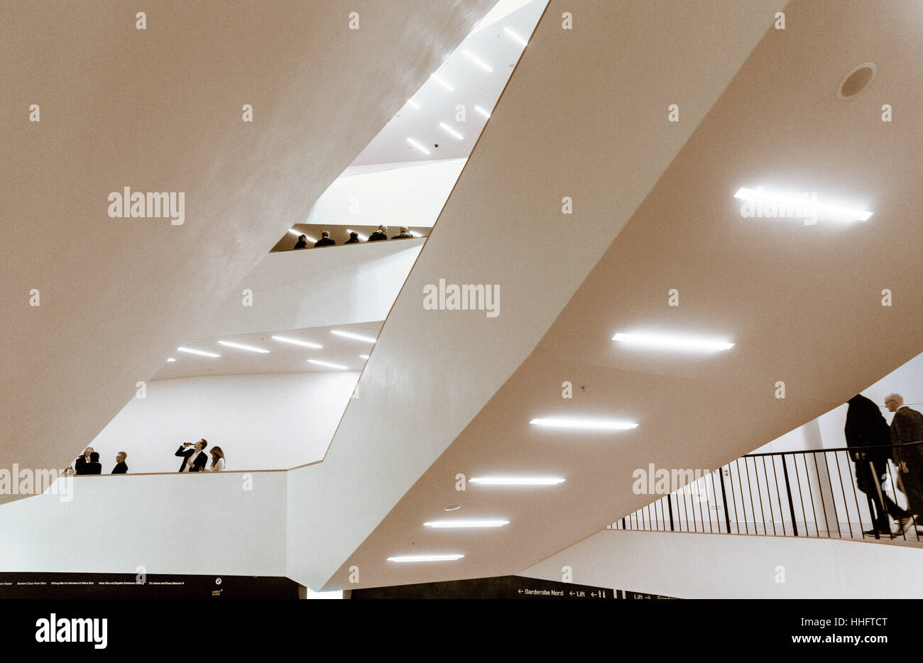 Hambourg, Allemagne. 14 Jan, 2017. L'architecture de l'escalier entre les étages 12 et 13 peut être vu à l'Elbphilharmonie à Hambourg, Allemagne, 14 janvier 2017. Photo : Markus Scholz/dpa/Alamy Live News Banque D'Images