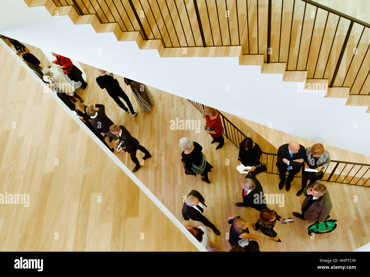 Hambourg, Allemagne. 14 Jan, 2017. L'architecture de l'escalier entre les étages 12 et 13 peut être vu à l'Elbphilharmonie à Hambourg, Allemagne, 14 janvier 2017. Photo : Markus Scholz/dpa/Alamy Live News Banque D'Images
