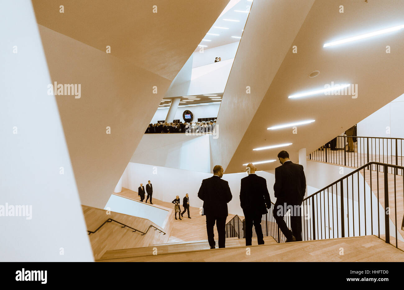 Hambourg, Allemagne. 14 Jan, 2017. L'architecture de l'escalier entre les étages 12 et 13 peut être vu à l'Elbphilharmonie à Hambourg, Allemagne, 14 janvier 2017. Photo : Markus Scholz/dpa/Alamy Live News Banque D'Images