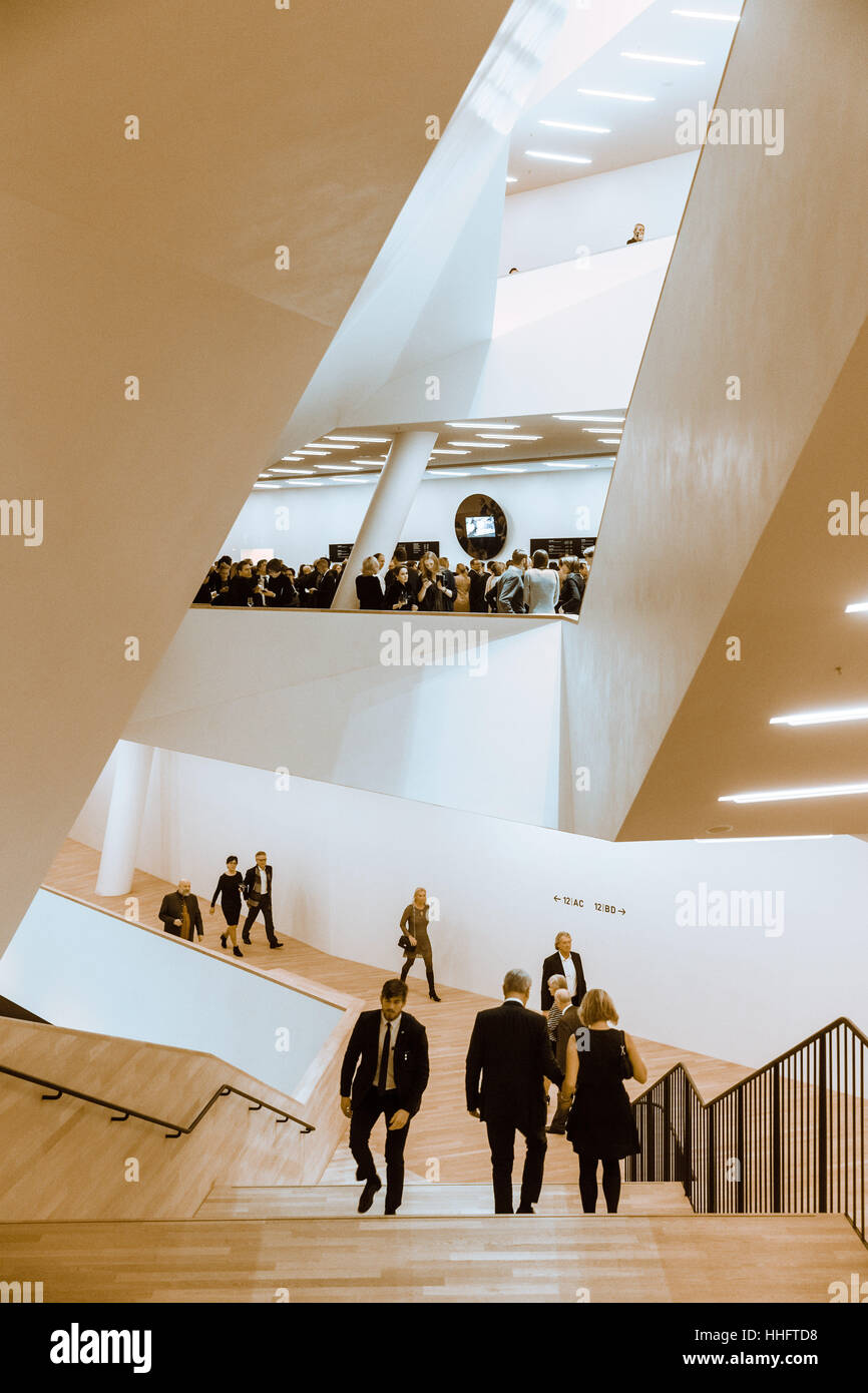 Hambourg, Allemagne. 14 Jan, 2017. L'architecture de l'escalier entre les étages 12 et 13 peut être vu à l'Elbphilharmonie à Hambourg, Allemagne, 14 janvier 2017. Photo : Markus Scholz/dpa/Alamy Live News Banque D'Images