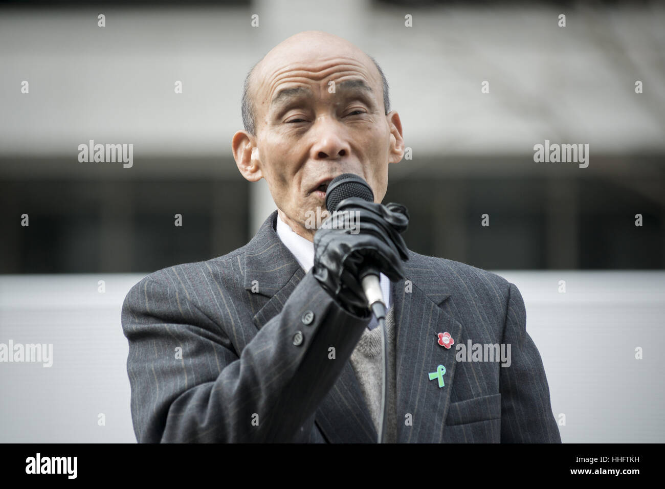 Tokyo, Tokyo, Japon. 19 Jan, 2017. Kazuo Ishikawa plaider son innocence dans une affaire de meurtre en 1963, en face de la Haute Cour de Tokyo building en attente de la réouverture de l'affaire. Connu sous le nom de ''ayama Incident, '' à Tokyo le 24 mai 2016. En 1963, Kazuo Ishikawa a été reconnu coupable du meurtre d'une lycéenne en ville Sayama, Préfecture de Saitama. Membre de l'historique du Japon, Buraku caste intouchable. 78 Maintenant, il se bat toujours pour effacer son nom et de s'assurer que d'autres ont accès à un procès équitable. Credit : Alessandro Di Ciommo/ZUMA/Alamy Fil Live News Banque D'Images