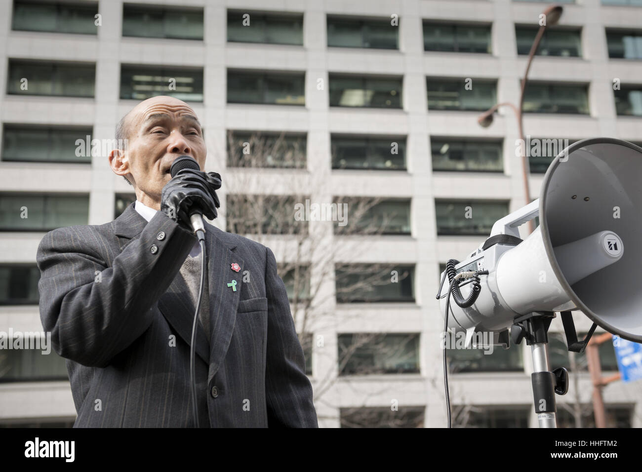 Tokyo, Tokyo, Japon. 19 Jan, 2017. Kazuo Ishikawa plaider son innocence dans une affaire de meurtre en 1963, en face de la Haute Cour de Tokyo building en attente de la réouverture de l'affaire. Connu sous le nom de ''ayama Incident, '' à Tokyo le 24 mai 2016. En 1963, Kazuo Ishikawa a été reconnu coupable du meurtre d'une lycéenne en ville Sayama, Préfecture de Saitama. Membre de l'historique du Japon, Buraku caste intouchable. 78 Maintenant, il se bat toujours pour effacer son nom et de s'assurer que d'autres ont accès à un procès équitable. Credit : Alessandro Di Ciommo/ZUMA/Alamy Fil Live News Banque D'Images