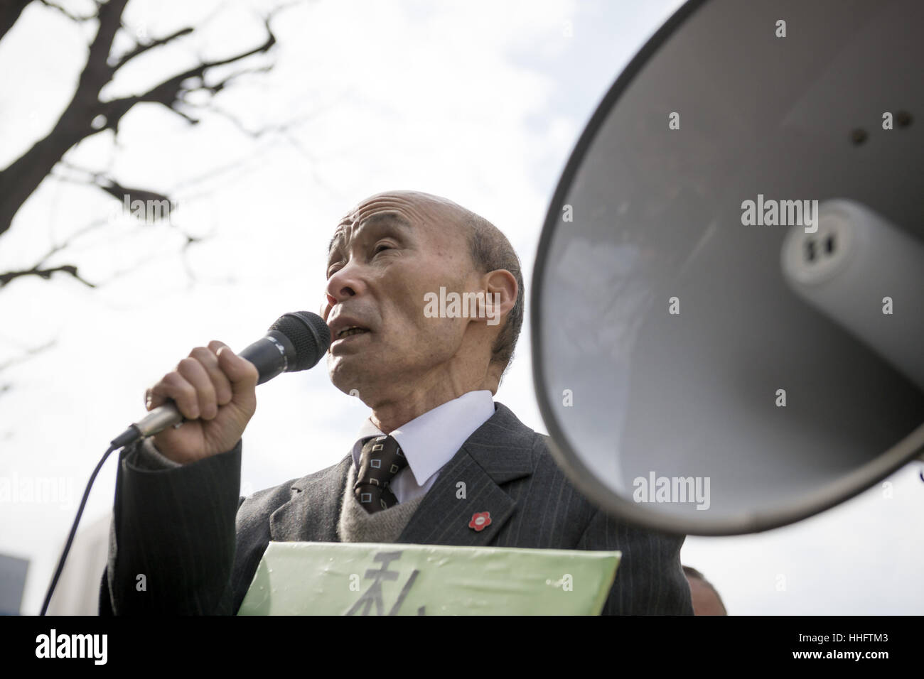 Tokyo, Tokyo, Japon. 19 Jan, 2017. Kazuo Ishikawa plaider son innocence dans une affaire de meurtre en 1963, en face de la Haute Cour de Tokyo building en attente de la réouverture de l'affaire. Connu sous le nom de ''ayama Incident, '' à Tokyo le 24 mai 2016. En 1963, Kazuo Ishikawa a été reconnu coupable du meurtre d'une lycéenne en ville Sayama, Préfecture de Saitama. Membre de l'historique du Japon, Buraku caste intouchable. 78 Maintenant, il se bat toujours pour effacer son nom et de s'assurer que d'autres ont accès à un procès équitable. Credit : Alessandro Di Ciommo/ZUMA/Alamy Fil Live News Banque D'Images
