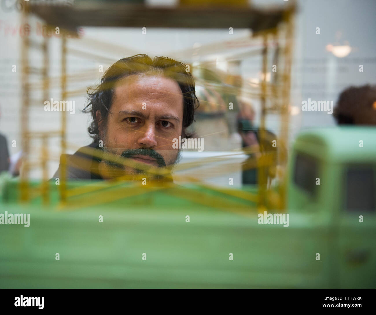 National Gallery, Londres, Royaume-Uni. 19 janvier, 2017. Maquette des cinq propositions pour le prochain Quatrième Plinth commissions sont dévoilées. Artiste Damian Ortega regarde à travers sa proposition de nomination plus. Les artistes sélectionnés seront annoncés en mars 2017, et leurs œuvres seront dévoilés à Trafalgar Square en 2018 et 2020 respectivement. Les commissions seront gagnants à la suite de la sculpture actuelle vraiment bon par David Shrigley. © artsimages/Alamy Live News. Banque D'Images