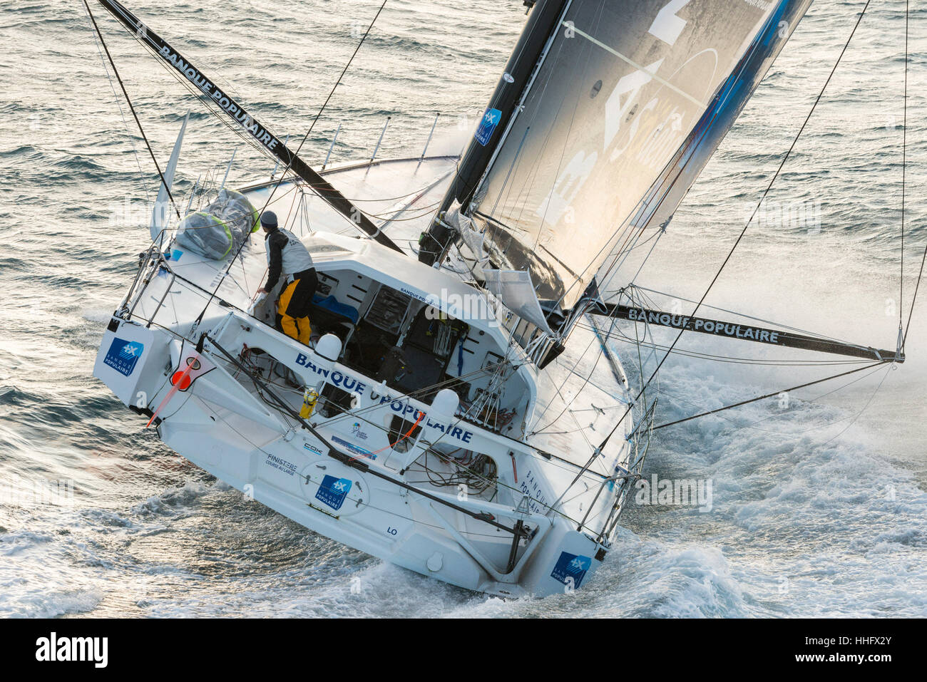 Yacht de course Vendée Globe 2017 : Armel Le Cléac'h à bord du monocoque Banque Populaire VIII voile (2017/01/19) Banque D'Images