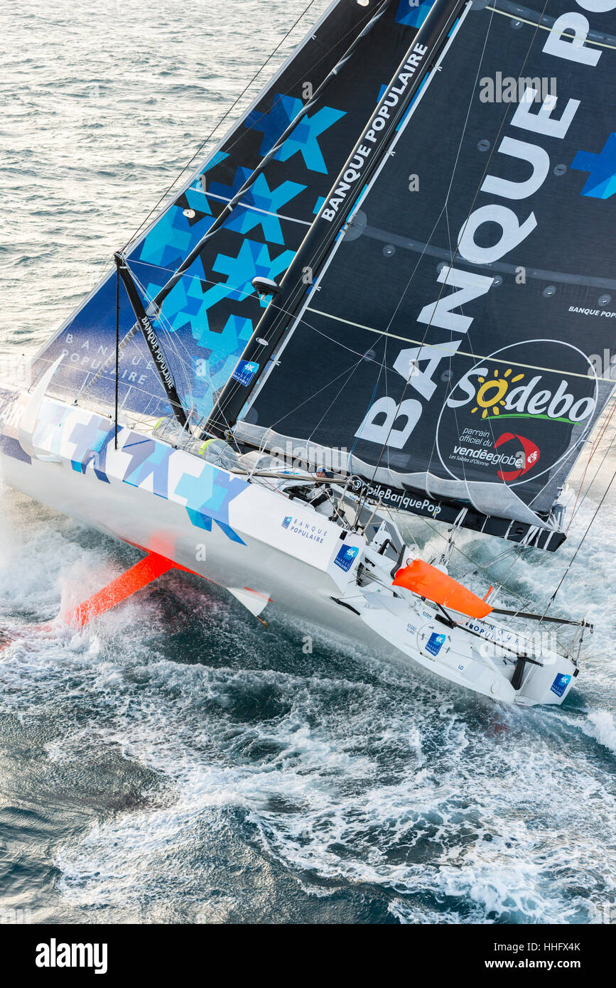 Yacht de course Vendée Globe 2017 : Armel Le Cléac'h à bord du monocoque Banque Populaire VIII voile (2017/01/19) Banque D'Images