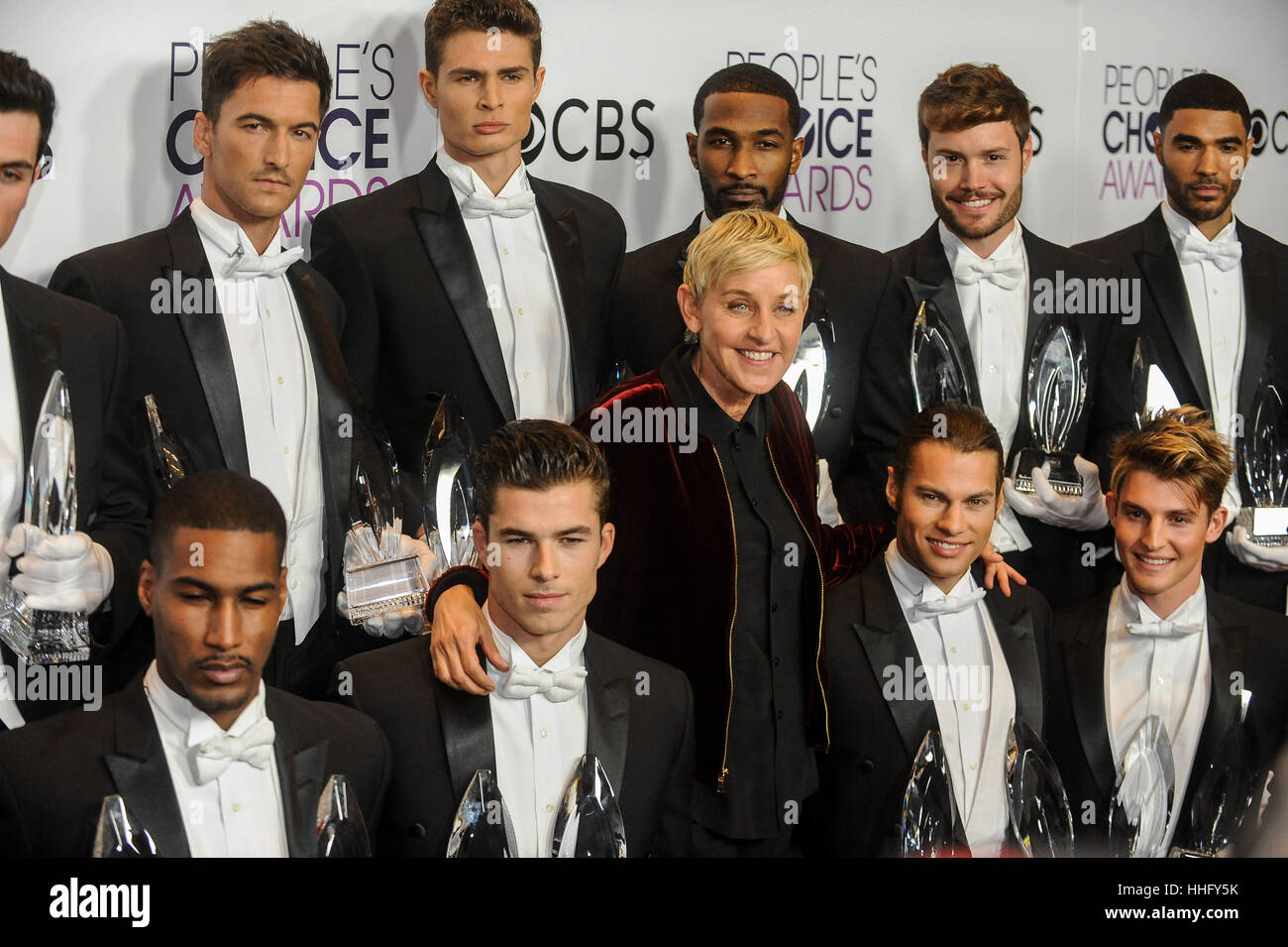 Los Angeles, USA. 18 janvier, 2017. Ellen DeGeneres (C), vainqueur du jour plat préféré, hôte d'Animation préférés et voix comique favori Collaboration de la People's Choice Awards, pose avec les hommes détiennent leurs bourses au Theatre de Los Angeles, États-Unis, le 18 janvier 2017. Credit : Chaoqun Zhang/Xinhua/Alamy Live News Banque D'Images