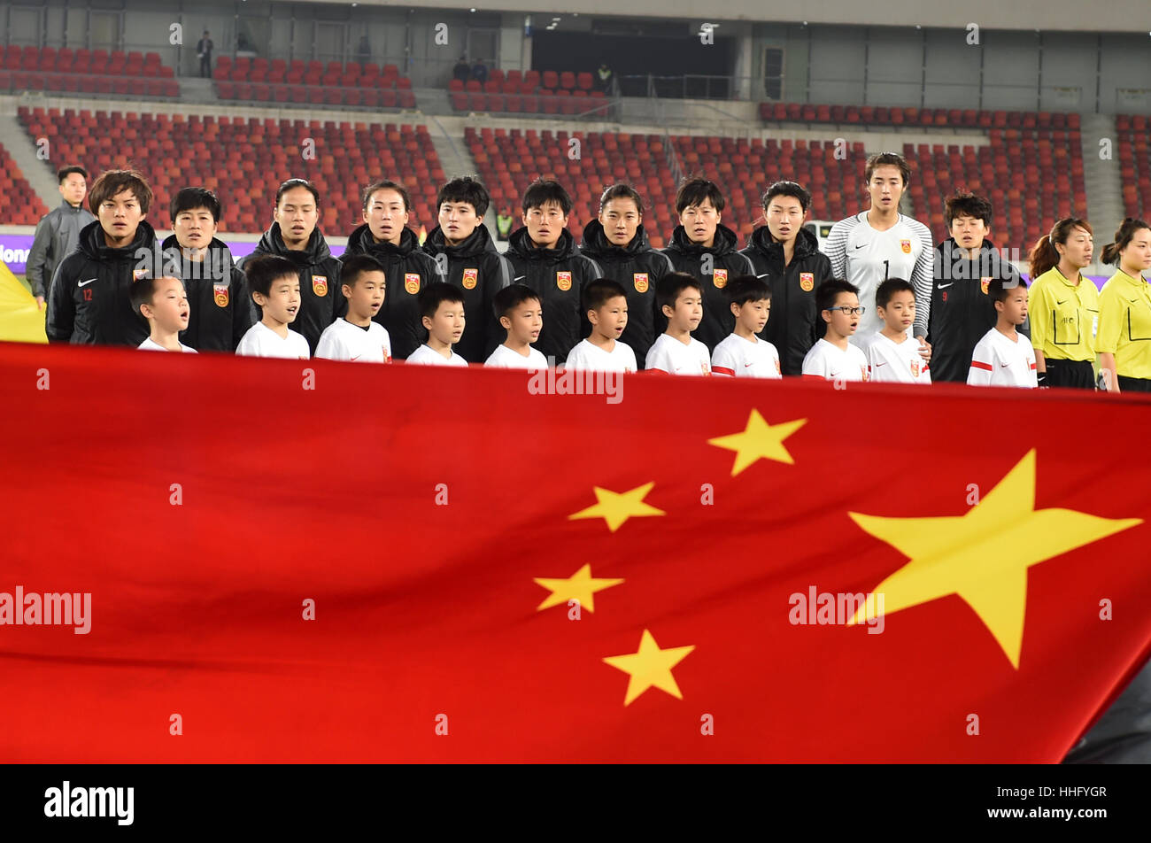 Foshan, la province chinoise du Guangdong. 19 Jan, 2017. Les joueurs de Chine chanter notre hymne national avant le match contre la Thaïlande à la logistique Chunhui CFA Coupe du Tournoi de Football International des Femmes Foshan 2017 À Foshan, Province du Guangdong en Chine du sud, le 19 janvier 2017. Credit : Jia Yuchen/Xinhua/Alamy Live News Banque D'Images