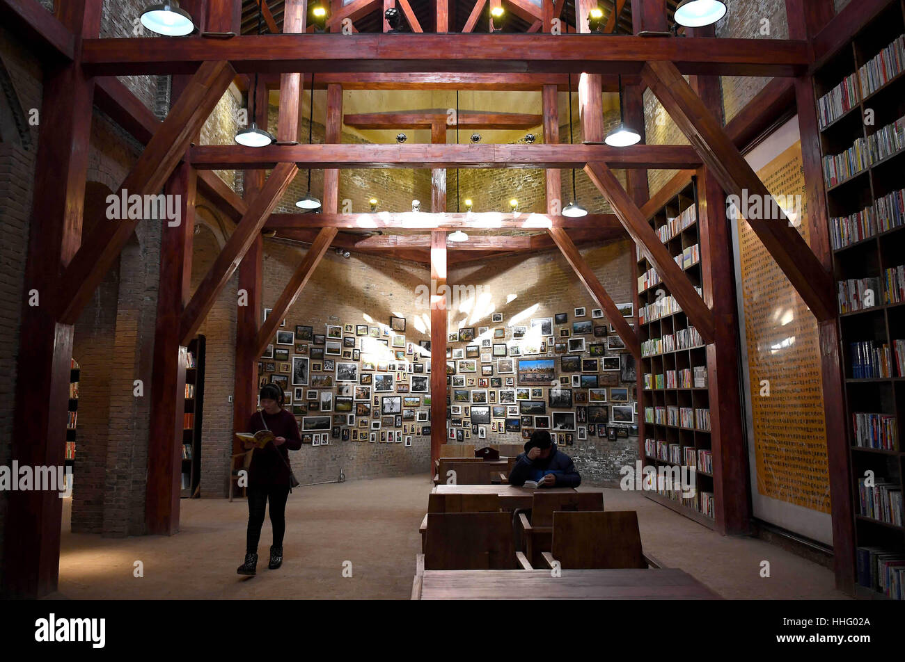 (170119) -- MENGZHOU, Janvier 19, 2017 (Xinhua) -- les villageois de lire des livres à un habitat troglodytique dans bibliothèque Mogou Village de Mengzhou Ville, Centre de la Chine, la province du Henan, le 19 janvier 2017. L'habitat troglodytique bibliothèque, couvrant une superficie d'environ 4 000 mètres carrés, comprend plus de 50 000 volumes. Il est ouvert au public gratuitement. (Xinhua/Li Un)(mcg) Banque D'Images