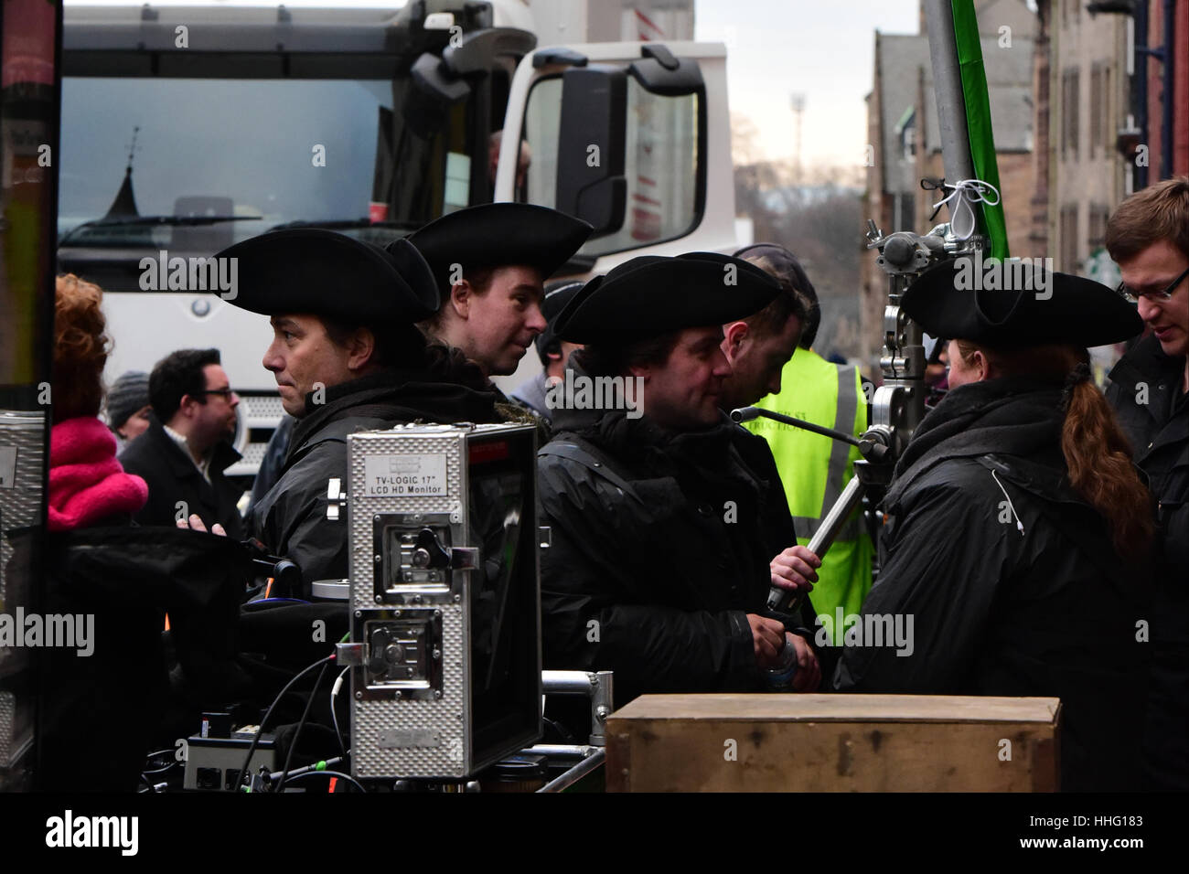 Edinburgh, Ecosse, Royaume-Uni. 19 Jan, 2017. Cast de la série TV "Outlander" sur l'emplacement dans la vieille ville d'Édimbourg, le Crédit : Ken Jack/Alamy Live News Banque D'Images