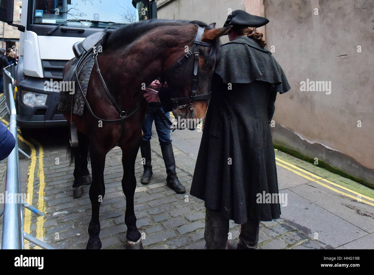 Edinburgh, Ecosse, Royaume-Uni. 19 Jan, 2017. Cast de la série TV "Outlander" sur l'emplacement dans la vieille ville d'Édimbourg, le Crédit : Ken Jack/Alamy Live News Banque D'Images