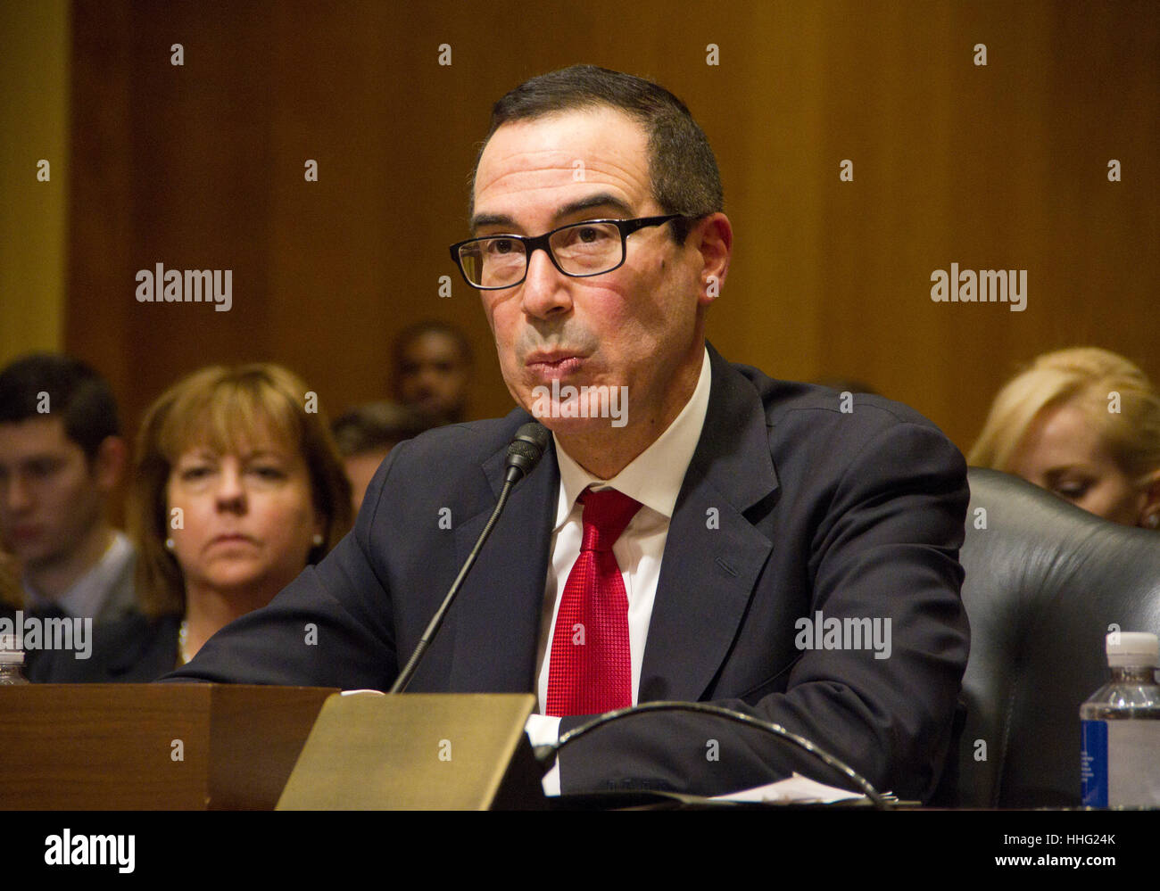 Washington, USA. 19 jan, 2017. Steven mnuchin, secrétaire du Trésor des États-Unis pour le président élu, Donald Trump, parle au cours d'une audience de confirmation des charges du comité des finances du sénat à Washington, DC, États-Unis, le jeudi, jan. 19, 2017. mnuchin défendu son bilan en tant que propriétaire d'un prêteur hypothécaire qui a été accusé de pratiques déloyales et de forclusion de prêt pendant la crise financière. crédit : remote-software/Alamy live news Banque D'Images