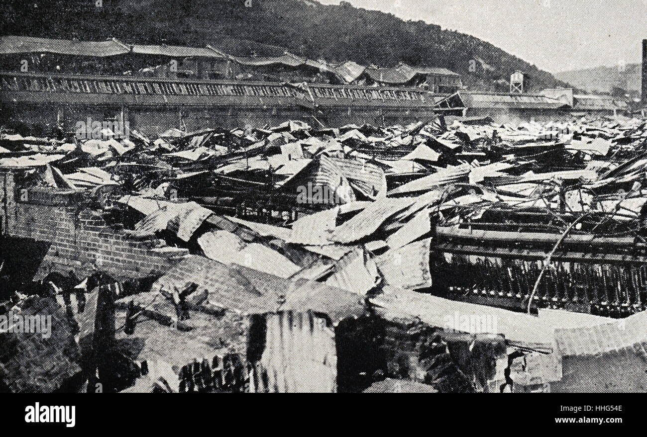 Le Fuji filatures de coton à l'usine Koyama, près de Fuji au Japon, s'est effondré comme un château de cartes dans le grand séisme japonais de septembre 1923. Banque D'Images