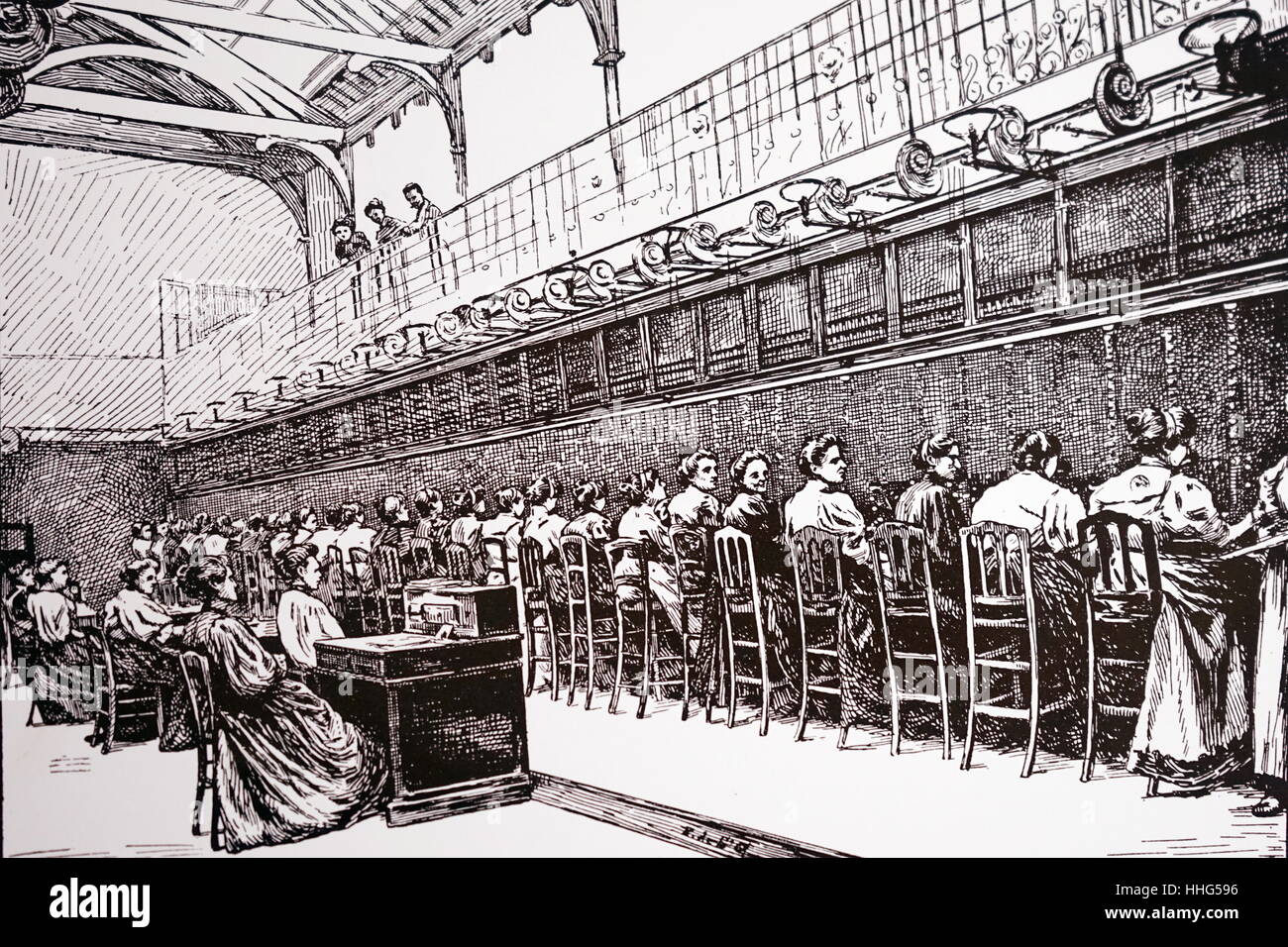 Les femmes les opérateurs d'un central téléphonique de Paris. Datée 1901 Banque D'Images