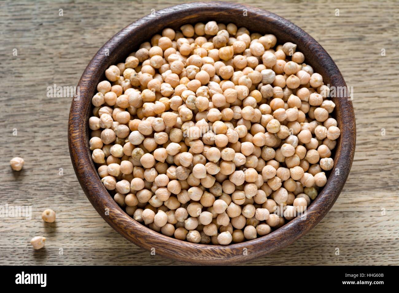 Produits biologiques sains Les pois chiches dans bol en bois. La cuisine végétalienne, la cuisine indienne Banque D'Images