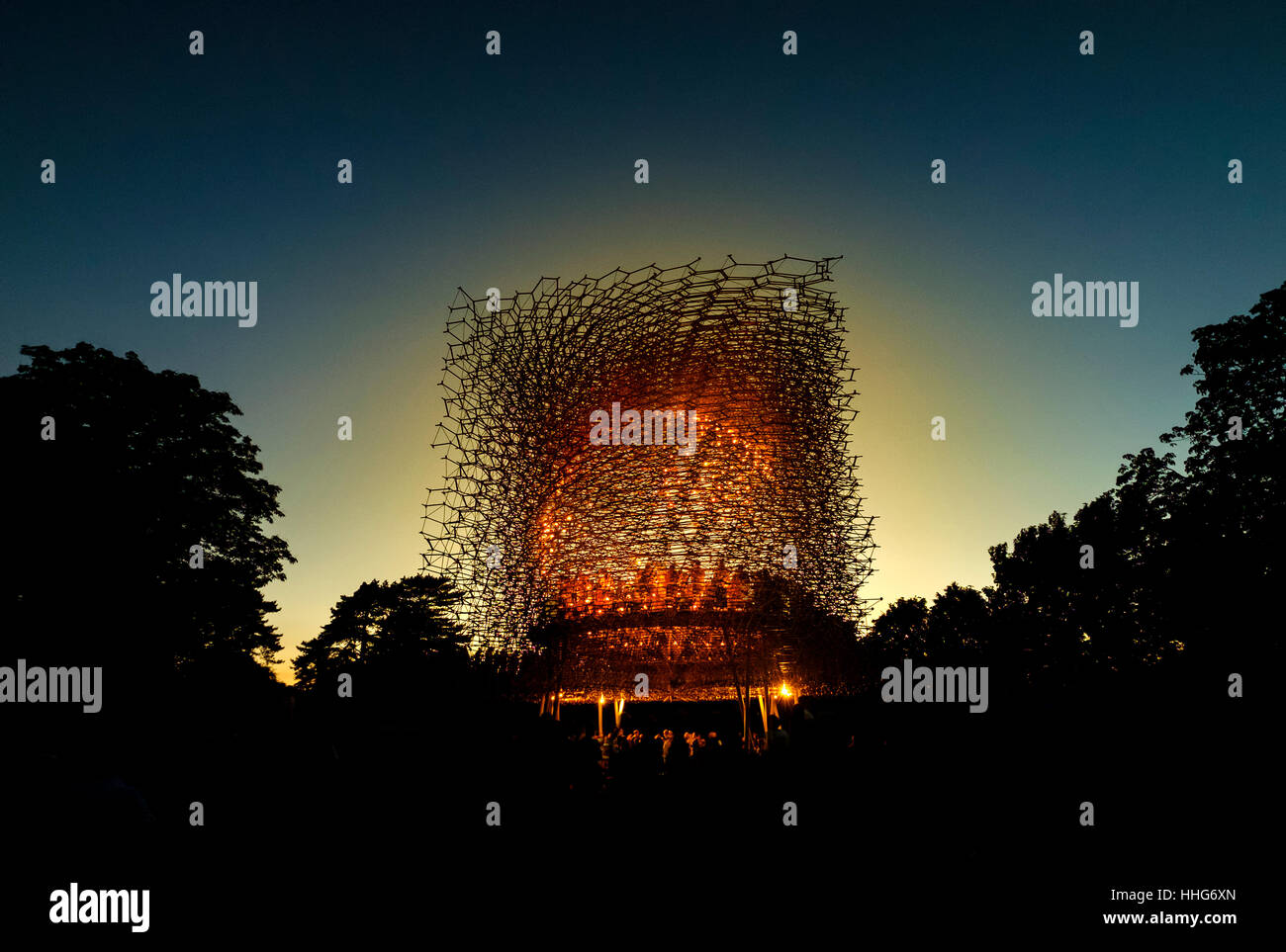 La ruche au crépuscule Kew Gardens de Londres. Conçue par l'artiste Wolfgang Buttress Banque D'Images