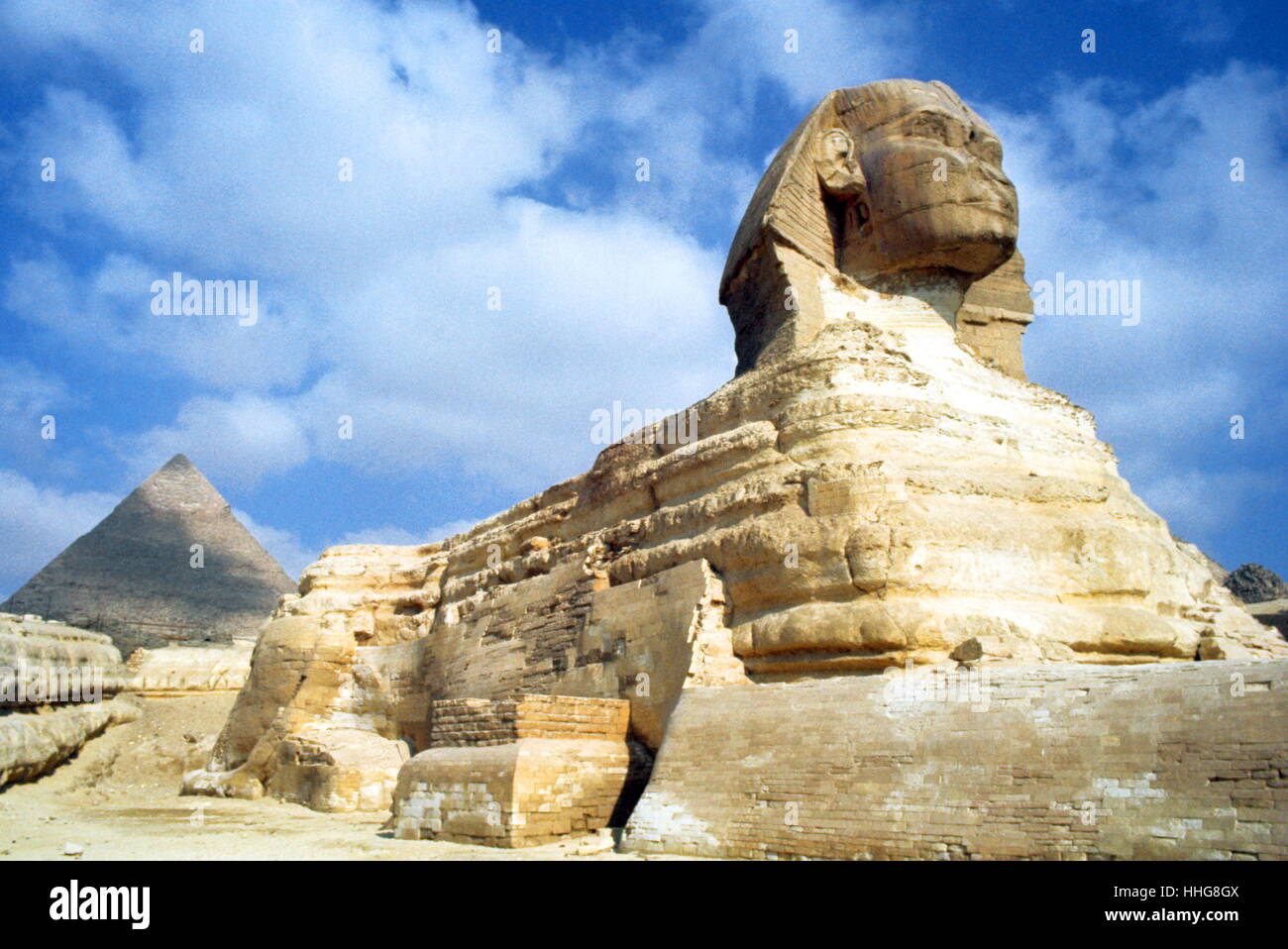 Le grand Sphinx de Gizeh, situé sur le plateau de Gizeh à proximité les grandes pyramides de Gizeh, sur la rive ouest du Nil. La date de sa construction est incertaine, le chef de la Grand Sphinx est maintenant que l'on croit être du pharaon Khafra. Khafra (lire également comme Khafré, Khefren et Khéphren) est un pharaon de la Ive dynastie, 2570 AV. Banque D'Images