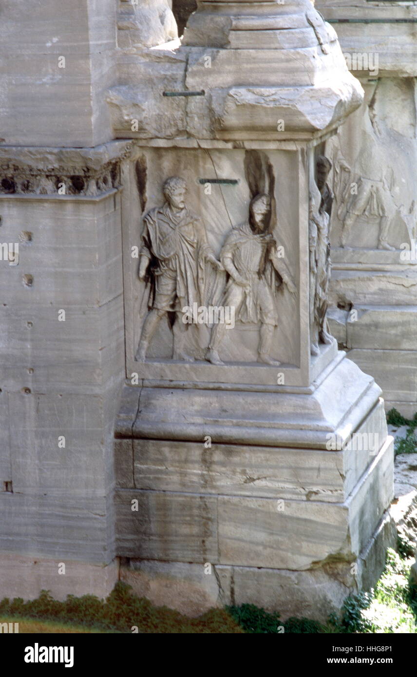 Détail de l'arche de marbre blanc de Septime Sévère, à l'extrémité nord-ouest du Forum Romain. Ce triomphe a été consacrée en l'an 203, pour commémorer l'époque parthe victoires de l'empereur Septime Sévère et ses deux fils, Caracalla et Geta, dans les deux campagnes contre les Parthes de 194/195 et 197-199. Banque D'Images