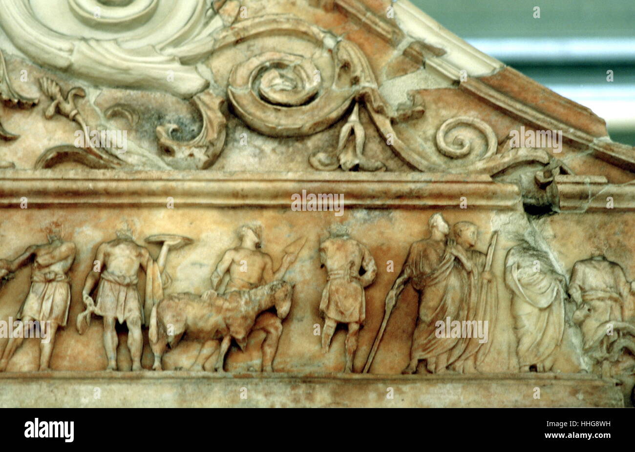(Détail) montrant un sacrifice, de l'Ara Pacis Augustae (Autel de la paix d'Auguste, couramment abrégé en Ara Pacis) à Rome dédiée à Pax, la déesse romaine de la paix. Le monument a été commandé par le Sénat romain le 4 juillet, 13 av d'honorer le retour d'Auguste à Rome Banque D'Images