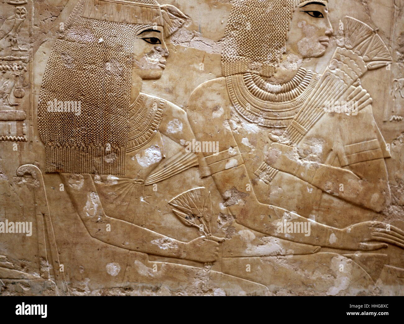 Relief représentant Ramosé et son épouse, de la tombe de Ramosé sur la rive ouest de Louxor. Ramosé était gouverneur de Thèbes et vizir sous les règnes d'Aménophis III qui a régné sur l'Égypte à partir de 1391-1353 ou 1388-1351 Aménophis IV BC et qui a changé son nom à Akhénaton et régna de 1353-1336 ou 1351- 1334 BC. Thèbes est le nom les Grecs ont donné à Waset, l'ancienne capitale de l'Égypte Banque D'Images