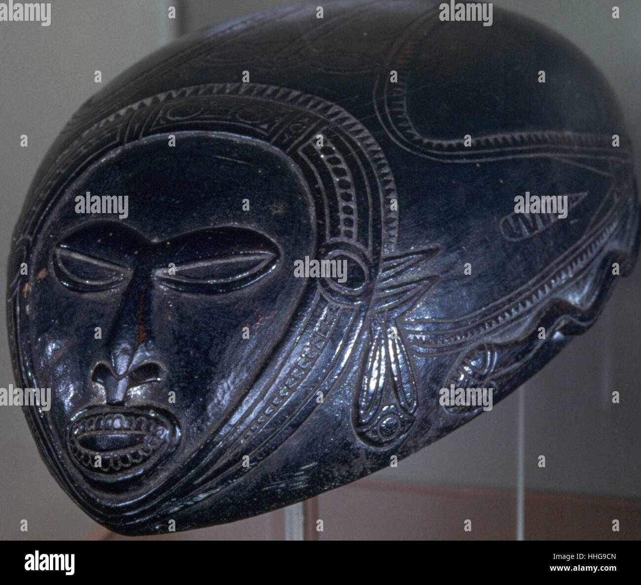 Bol en bois anthropomorphes sculptées dans les îles Tami, Papouasie-Nouvelle-disparu, Océanie vers 1910 Banque D'Images