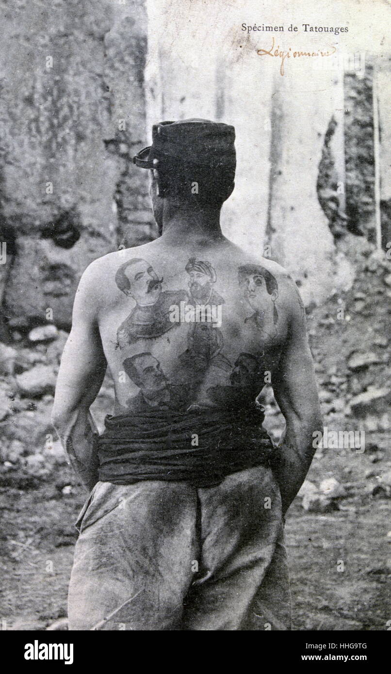 Légion étrangère française, soldat affiche des tatouages sur son dos. L