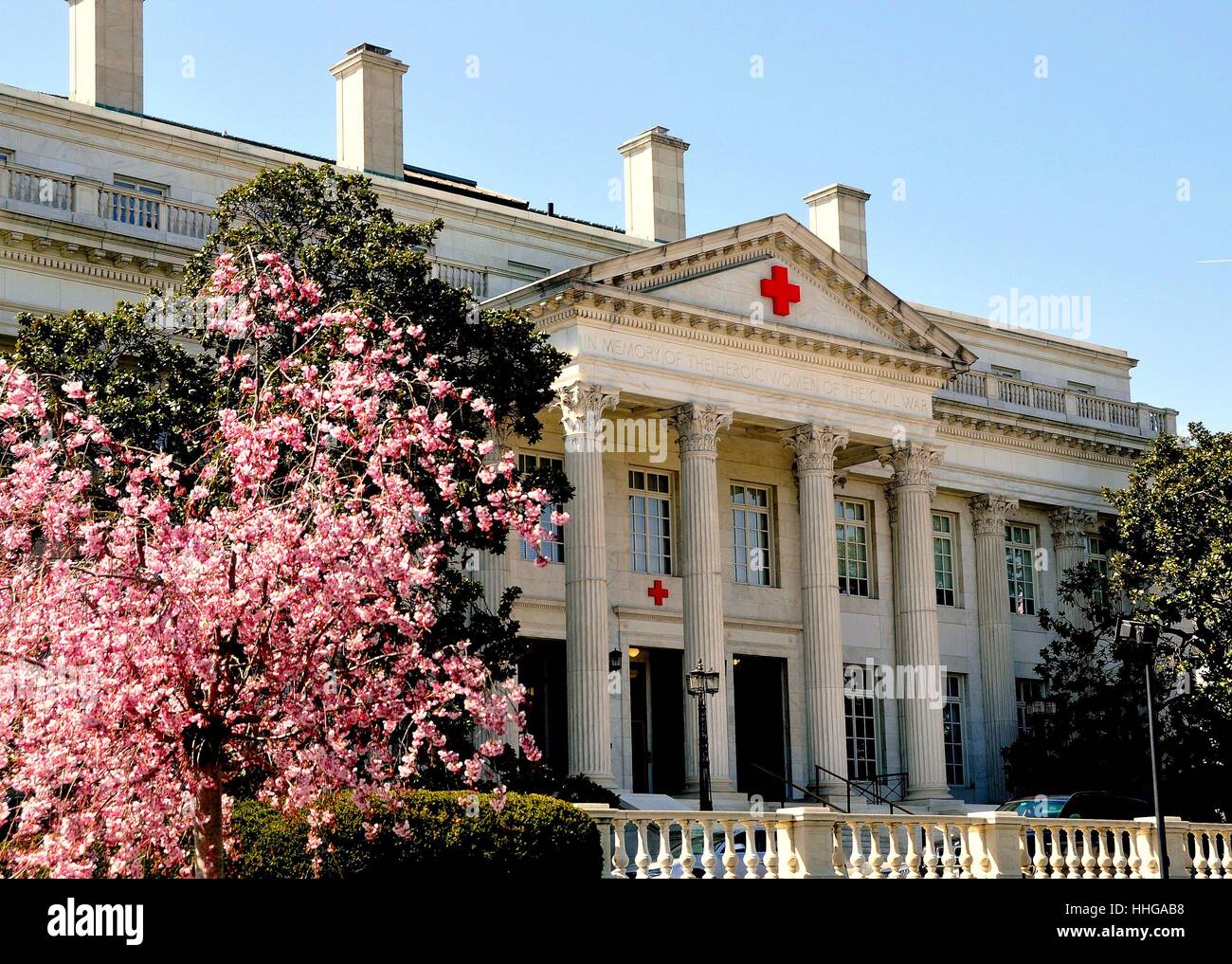 Washington, DC - 10 Avril 2014 : La Croix-Rouge américaine s'appuyant sur 17th Street NW avec rose à fleurs Magnolia Banque D'Images