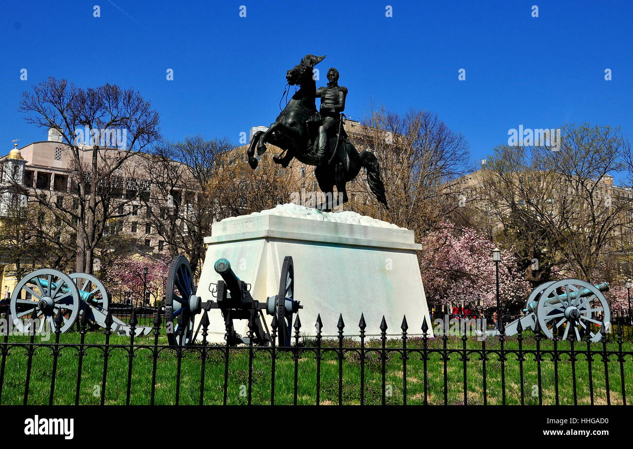 Washington, DC - 10 Avril 2014 : statue équestre du président Andrew Jackson entourée de canons du 19ème siècle dans le centre de Lafayette Park Banque D'Images Washington, DC - 10 Avril 2014 : statue équestre du président Andrew Jackson entourée de canons du 19ème siècle dans le centre de Lafayette Park Banque D'Images