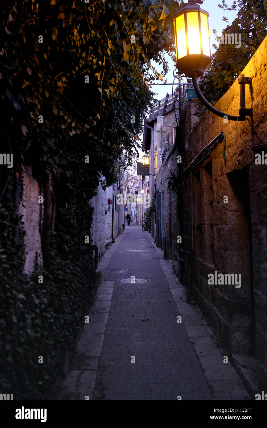 Une ruelle à Neve Shalom quartier cour fondée en 1900 dans le quartier de Nahalat sion à Nachlaot ou Nahlaot un regroupement de 23 quartiers ancienne cour qui peuplaient la nouvelle ville après avoir quitté la ville fortifiée de Jérusalem à la fin du 19e siècle situé dans l'ouest de Jérusalem Israël Banque D'Images