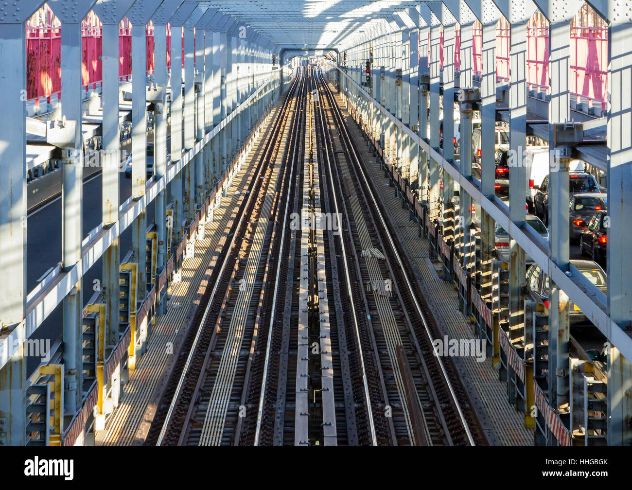 Avis de rails du métro vide à l'heure de pointe à travers le ...