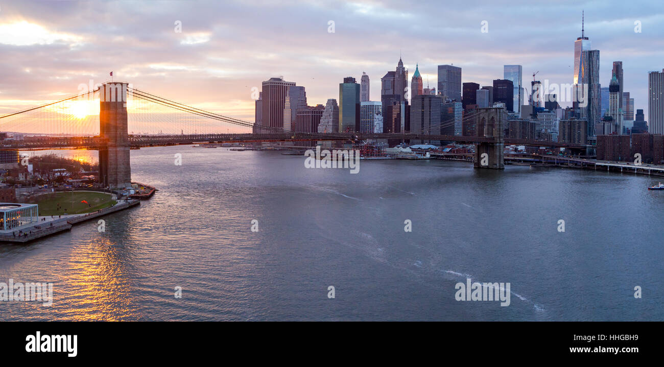 New York City panorama au coucher du soleil paysage avec pont de Brooklyn au cours de l'East River et le Lower Manhattan skyline skyscrapers Banque D'Images