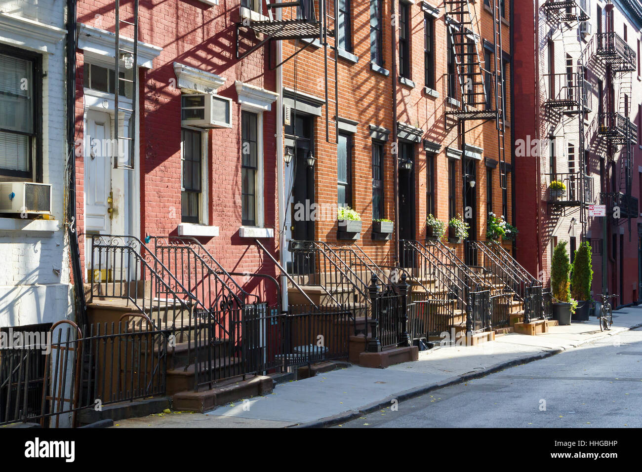 Le soleil brille sur un bloc d'immeubles historiques sur Gay Street dans le quartier de Greenwich Village de Manhattan, New York City Banque D'Images