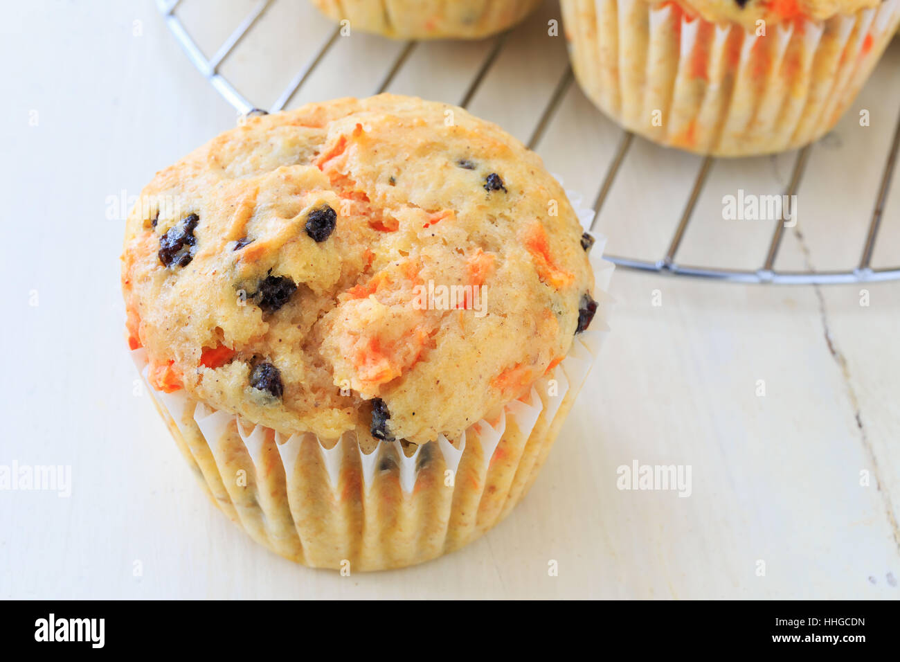Muffins aux raisins secs et carotte fait maison avec une grille de refroidissement Banque D'Images