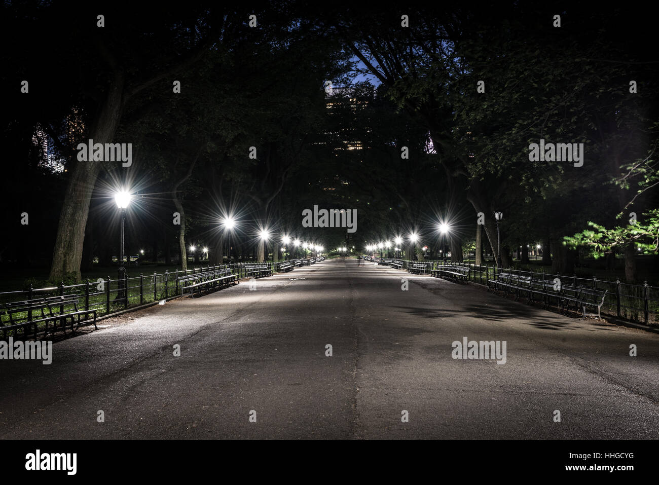 Le Mall dans Central Park la nuit. Banque D'Images