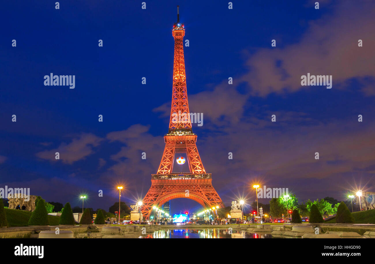 Paris, 2016 France-June ; 15 : La Tour Eiffel illuminée en orange pour le football championnat d'Europe 2016 en France. Banque D'Images