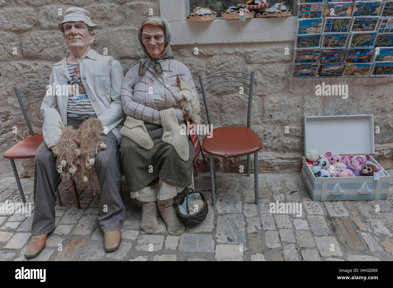 Des poupées grandeur nature d'un pêcheur et sa femme, qui est le tricot, à l'extérieur d'une boutique touristique à Trogir, Croatie la vieille ville. Banque D'Images