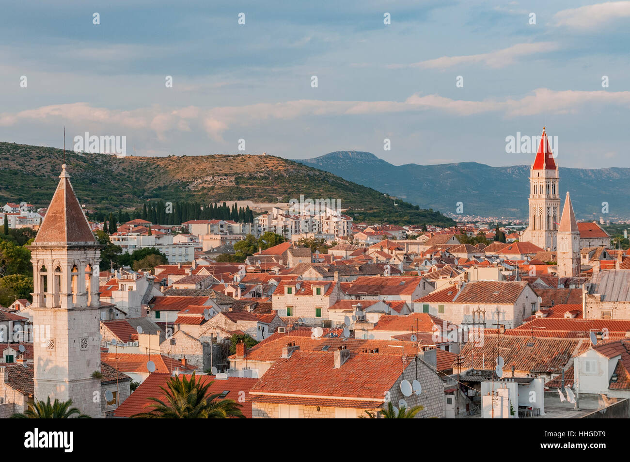 Les toits de tuiles rouges de Trogir, une ville historique et le port sur la côte Adriatique dans le comté de Split-Dalmatie, en Croatie. Banque D'Images