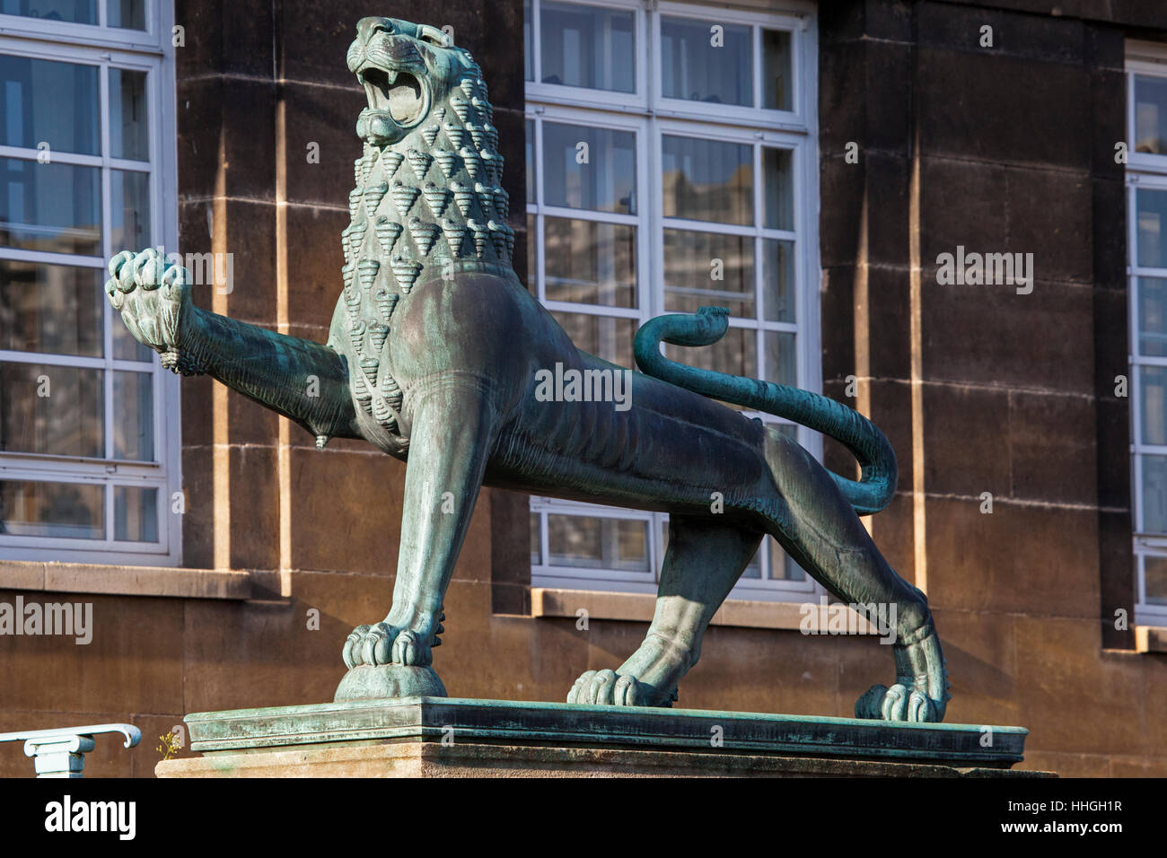 Un lion héraldique l'extérieur de l'entrée de hôtel de ville de Norwich dans le centre historique de la ville de Norwich, Royaume-Uni. Banque D'Images