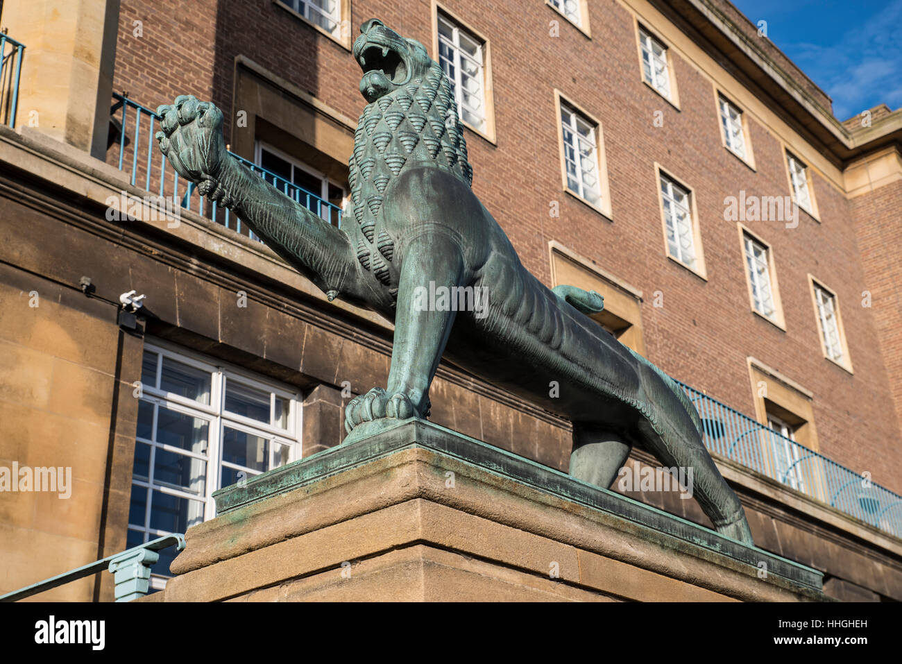 Un lion héraldique l'extérieur de l'entrée de hôtel de ville de Norwich dans le centre historique de la ville de Norwich, Royaume-Uni. Banque D'Images