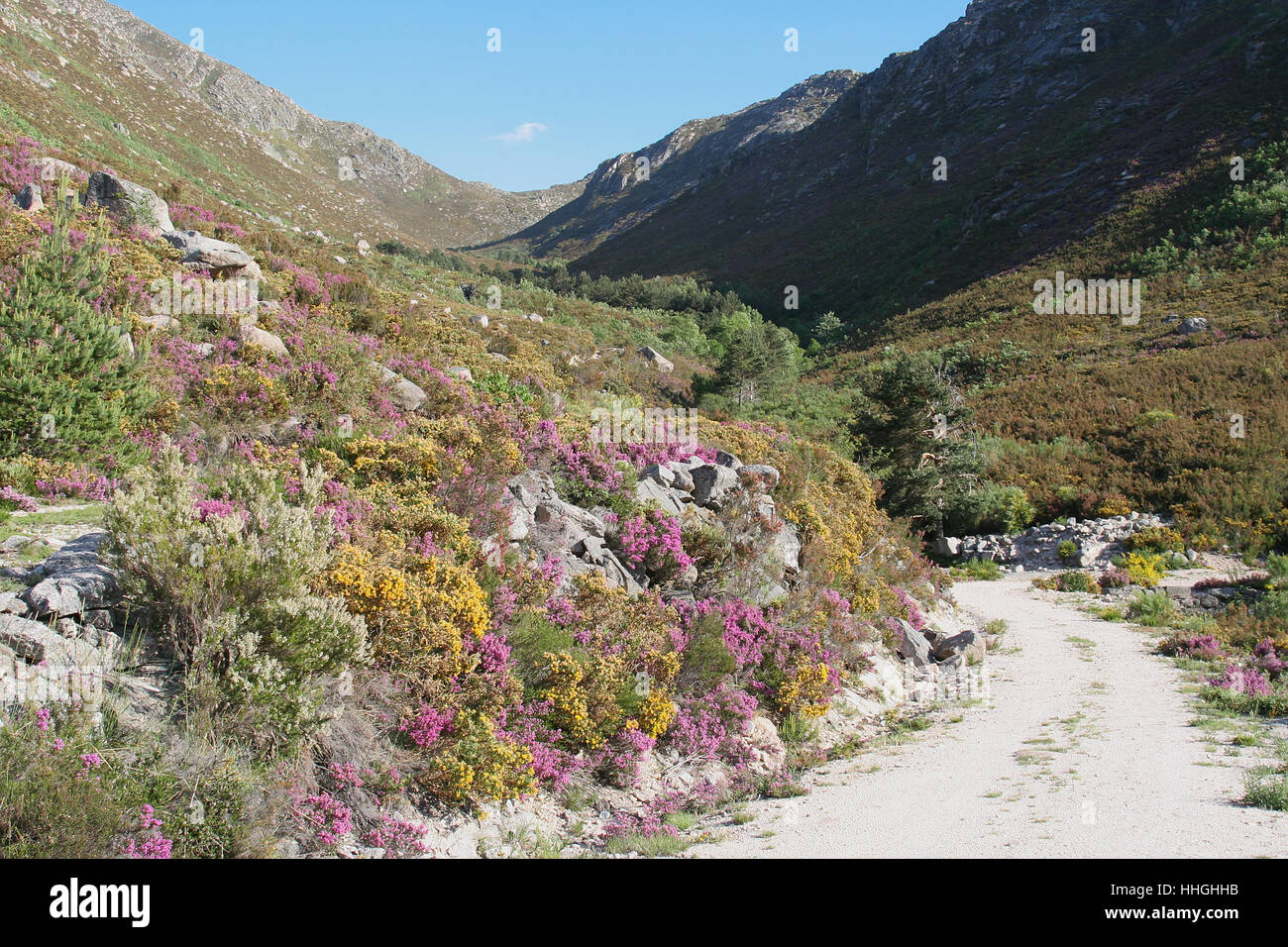 Route dans les montagnes de Geres (Trilho das Sombras) Portugais/frontière Espagnole Banque D'Images